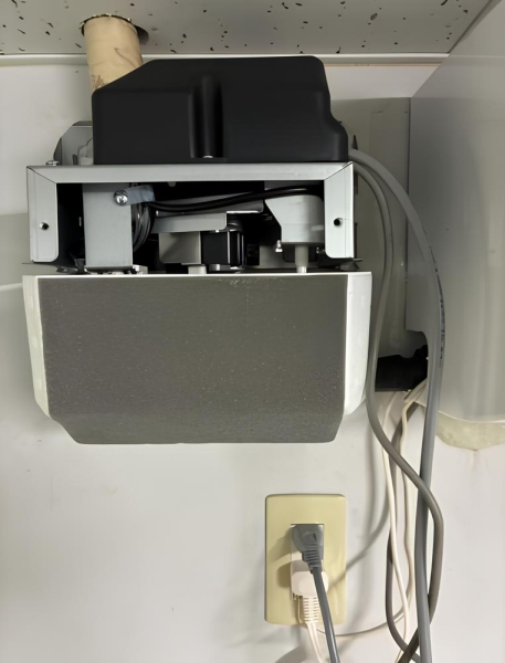 バイク店給湯室にあるエアコンのドレンアップキット交換作業のイメージ