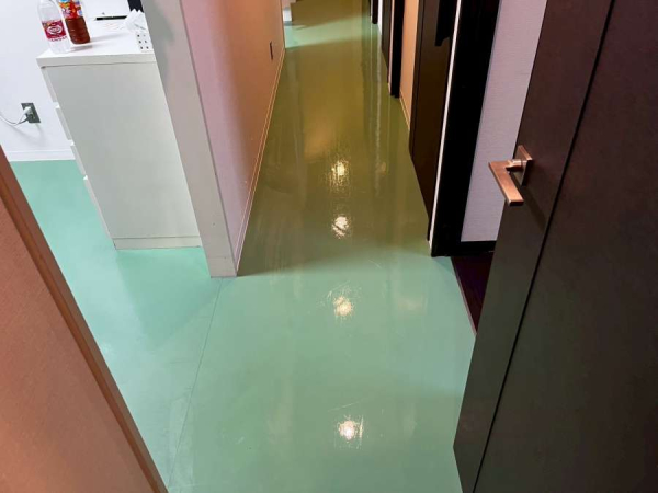 ビル水漏れによるクリニック床除菌清掃の施工報告のイメージ