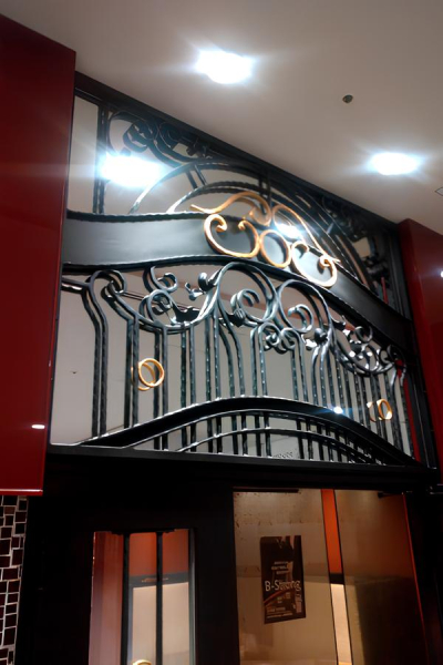 美容室の正面扉と意匠格子の清掃事例のイメージ