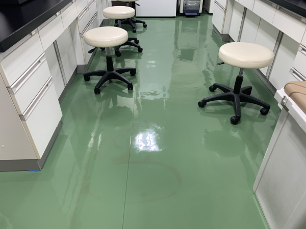 研究施設の床洗浄・ワックス仕上げ事例のイメージ