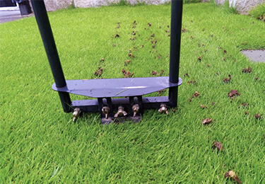 排水性の悪さや地面の固さが気になる施設のイメージ