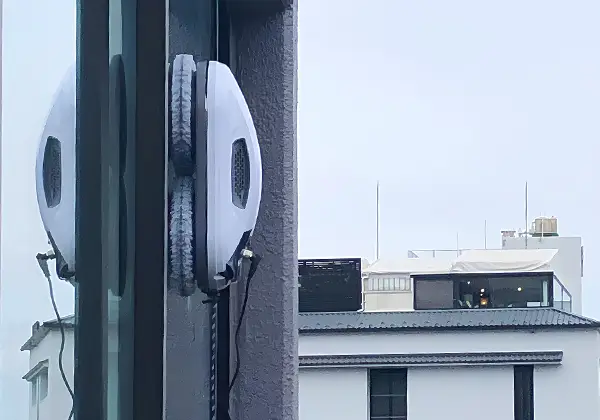 高所の窓ガラスを清掃するロボット掃除機のイメージ