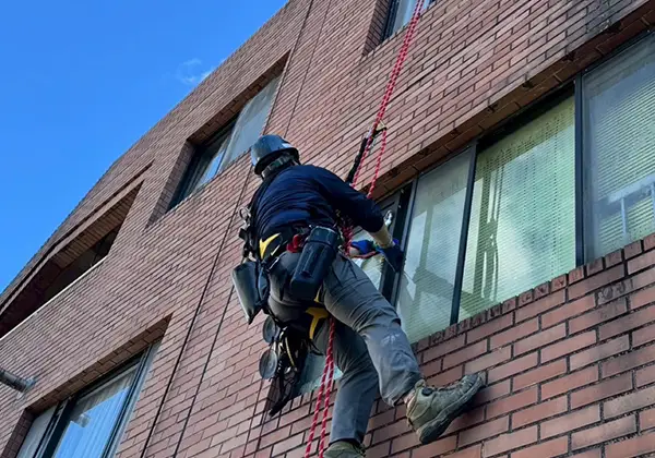 ガラスを清掃しているイメージ