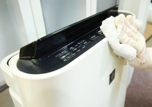 空気清浄機クリーニング作業のイメージ