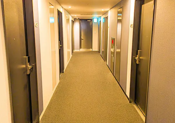 ビジネスホテルの共用廊下のイメージ