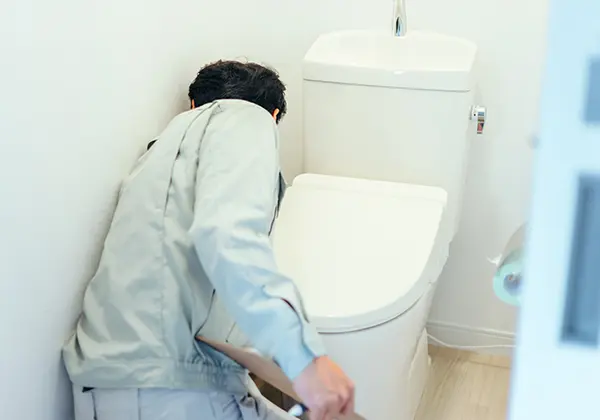 トイレクリーニング作業のイメージ