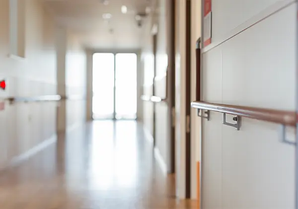 異物混入や感染対策が求められる医療・介護施設のイメージ