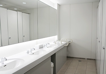 清掃コストを抑えたい施設管理者のイメージ