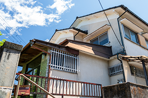 「ムカデを何度も見かける」戸建てやマンションイメージ