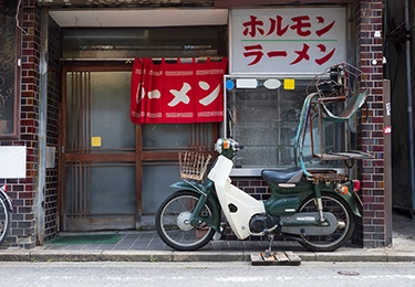 飲食店舗（入口まわり＋看板裏）のイメージ