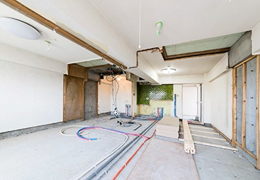 リフォーム中の空き家（木造2階建）のイメージ