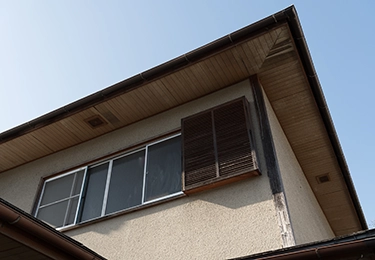 天井裏で物音や異臭を感じた戸建て住宅の方にのイメージ