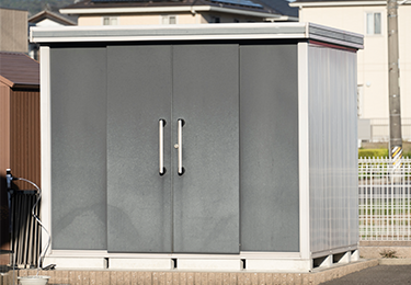 古くなった物置の見た目を一新したい施設管理者のイメージ