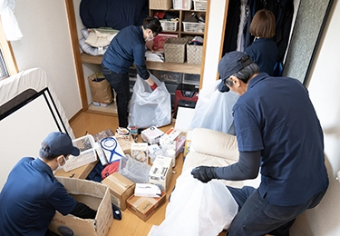 マンションの床を埋め尽くすゴミのイメージ