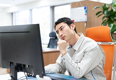 法令対応に不安がある工場・研究所の担当者のイメージ