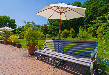 雑草やぬかるみを抑えたい施設管理者のイメージ