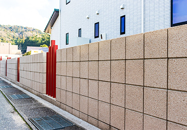 塀をブランドカラーや建物と統一したい法人・店舗のイメージ