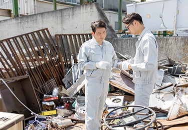 産廃の種類が多くて、処理のルールが複雑で困っている現場担当者のイメージ