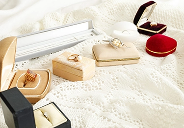 思い出の品や形見を大切に扱ってほしいと考えるご遺族のイメージ