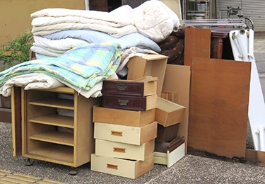 マンション前の家具・家財のイメージ