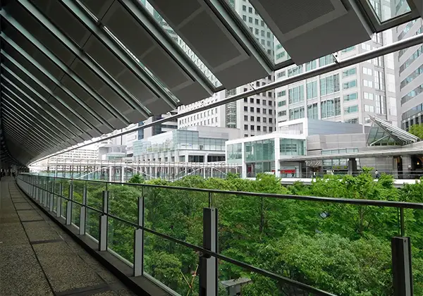 オフィスビルの中庭のイメージ