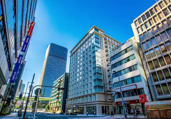 オフィスビルの玄関のイメージ