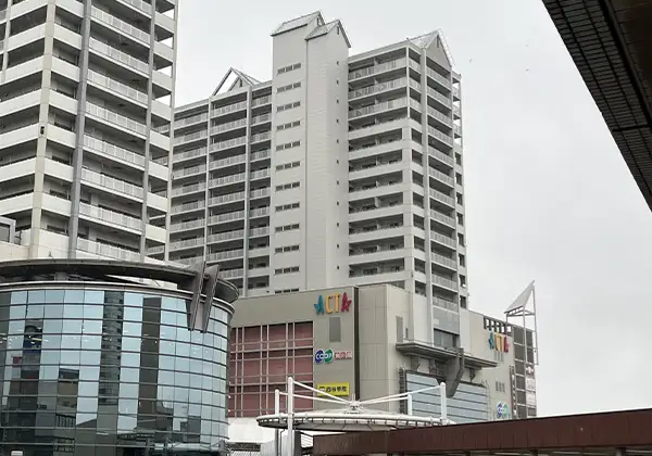 郊外のスーパーのイメージ