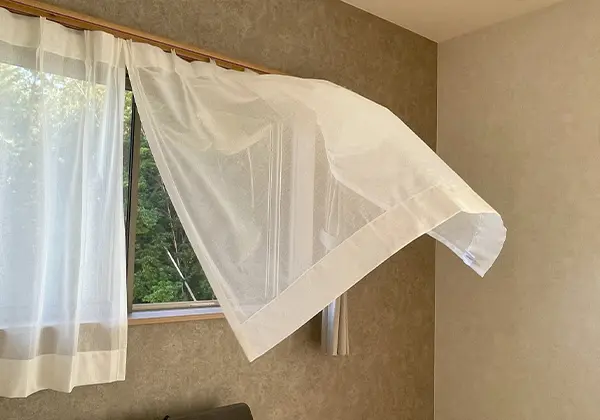 カーテンの臭いやホコリに困っているイメージ