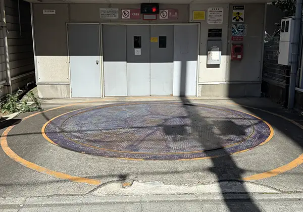 オフィスビルの駐車場のイメージ