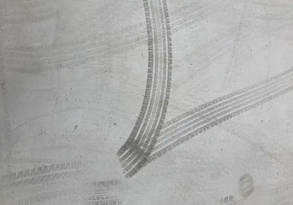 タイヤ痕と油じみのイメージ