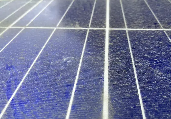 汚れた太陽光パネルのイメージ