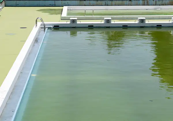 オフシーズンのプールのイメージ