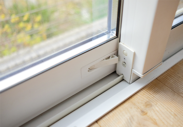 窓の開け閉めが重く、ストレスを感じているイメージ