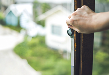 鍵がかかりにくく、防犯面が不安なイメージ