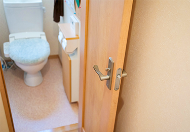 窓の開け閉めが重く、ストレスを感じているイメージ