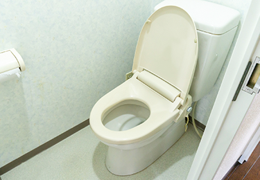 窓の開け閉めが重く、ストレスを感じているイメージ