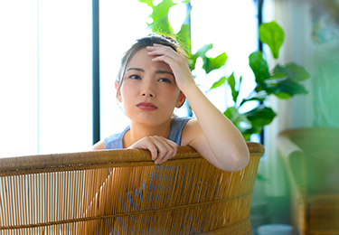 夏場の室内温度が高く、エアコンが効きにくいと感じるイメージ