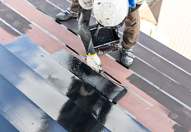 築年数が経過し、屋根の塗膜劣化や色あせが気になるイメージ
