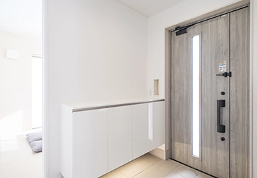 古くなった玄関ドアの開け閉めに不安を感じているイメージ