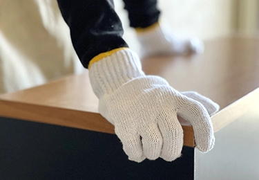 模様替えをしたいけど大きな家具を動かせずに困っているイメージ