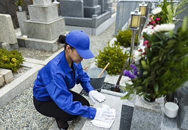 遠方に住んでいて、なかなかお墓参りに行けなくて困っているイメージ