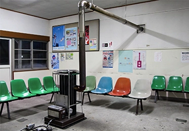 施設ロビー（煙突式ストーブ1台）のイメージ"