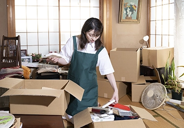 荷造りに困っている人のイメージ"