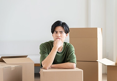 山積みの段ボールのイメージ