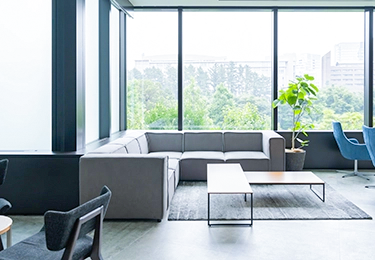 小規模施設（共用ラウンジの大窓ガラス・約6㎡）のイメージ