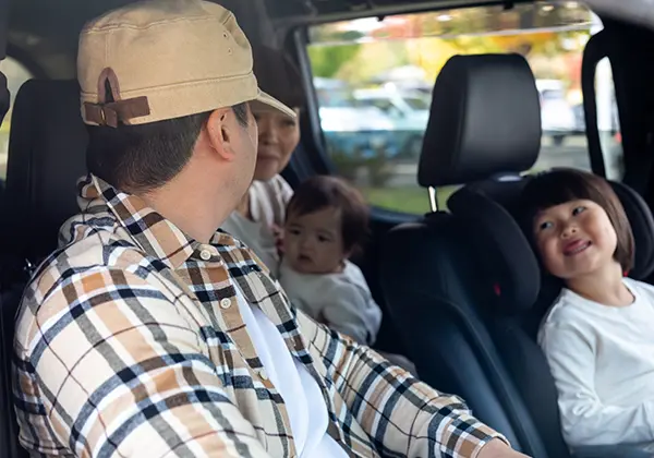 家族で車に乗っているイメージ