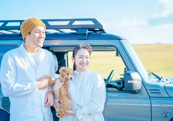 ペットと車で出かけているイメージ