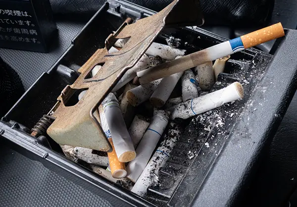 タバコを吸っている車のイメージ