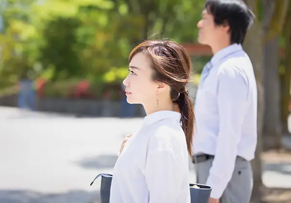 共働きの夫婦のイメージ