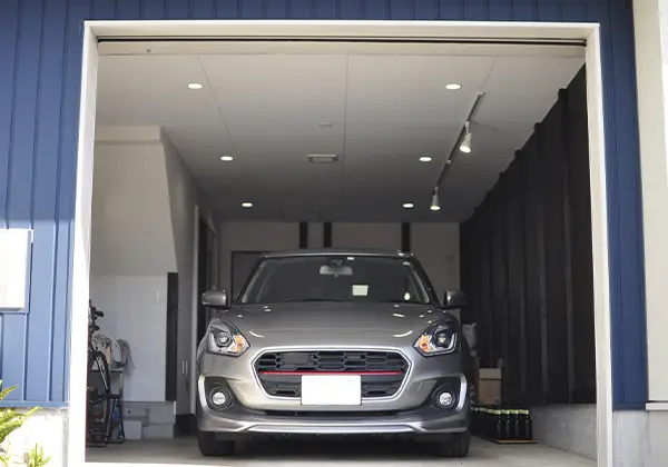 ガレージに駐車している普通車のイメージ